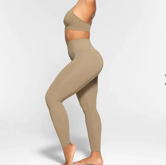 Skims Soft Smooth Leggings - Picture 3 of 6